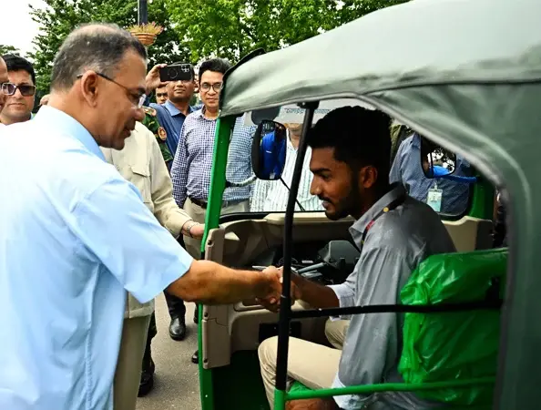 জুলাই যোদ্ধাসহ তিন জনকে রিকশা উপহার দিলেন প্রধানমন্ত্রী