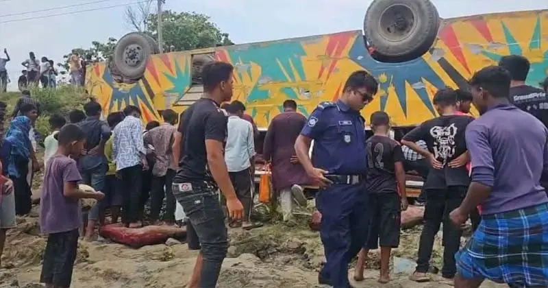 ব্রাহ্মণবাড়িয়ায় নিয়ন্ত্রণ হারিয়ে খাদে বাস, নিহত ৪