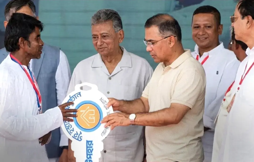 বাঁশখালীতে বন্যায় ক্ষতিগ্রস্তদের ঘরের চাবি দিলেন প্রধানমন্ত্রী