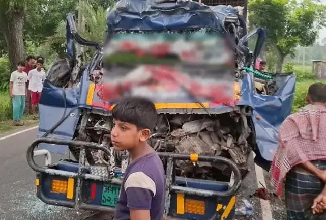 টাঙ্গাইলে দাঁড়িয়ে থাকা ট্রাকে পিকআপের ধাক্কায় নিহত ৪