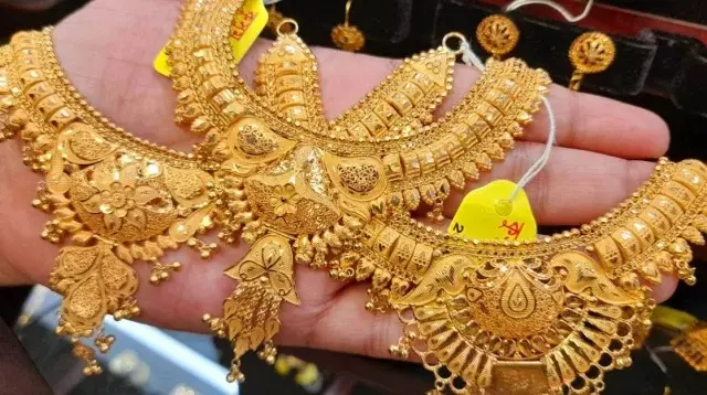 সোনার দাম ভরিতে কমলো ৩ হাজার ২৬৬ টাকা