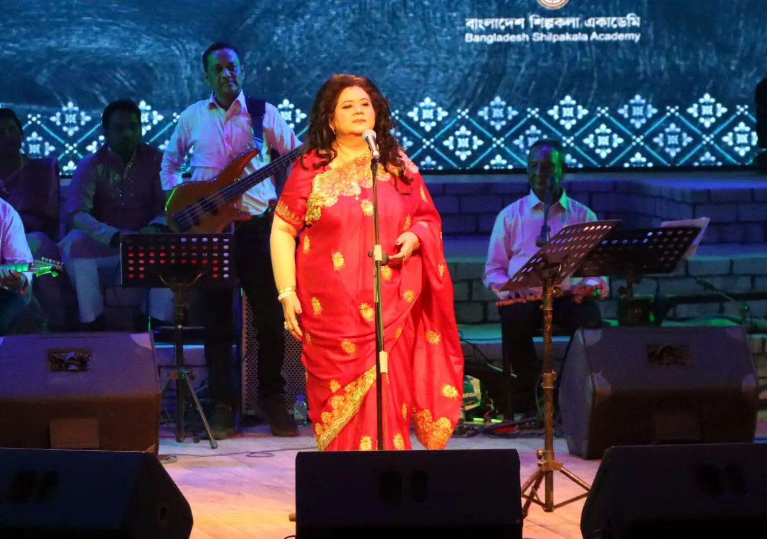 রুনা লায়লা শিল্পকলা একাডেমিতে প্রথম গাইলেন